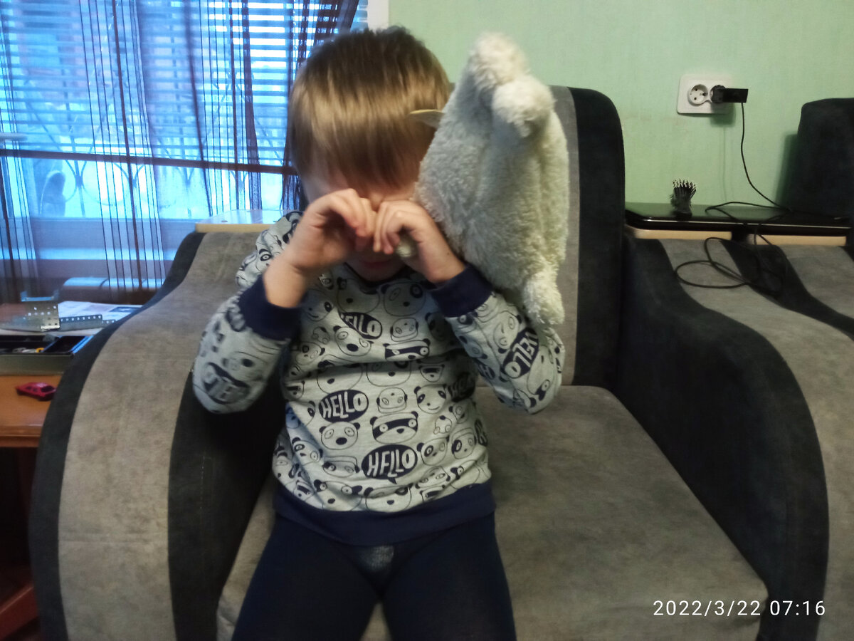 Паша пытается протереть глаза, чтобы их открыть, а потом, вот прямо с открытыми глазами, идти с радостью в детский сад