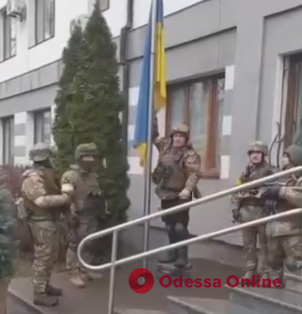 Бойцы ВСУ поднимают приспущенный флаг. Какого то другого не видно. Форма чистая следов боя не видно. (лучше качество не нашел)