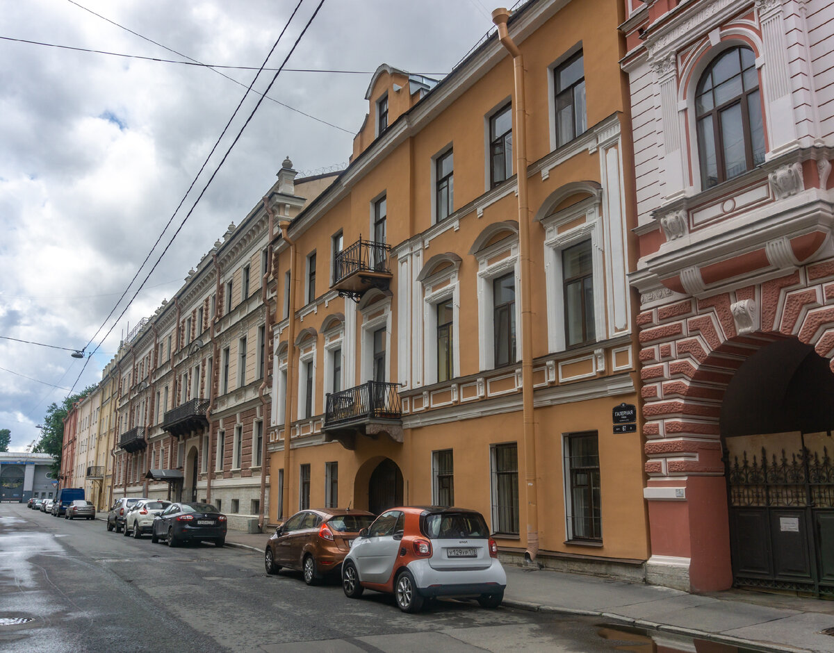 4 дом (жёлтый) справа