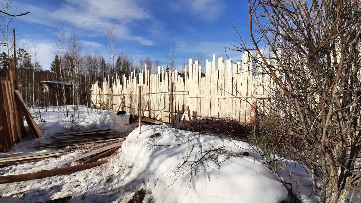 Временный забор. Потом (когда сойдет снег и оттает земля) за ним будет построен хороший постоянный