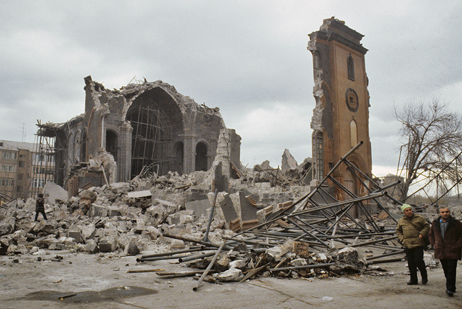 Историческое землетрясение. Землетрясение в Армении 1988 Ленинакан. Землетрясение в Армении Спитак 1988г. Армения Спитак землетрясение 1988 город. Спитак и Ленинакан землетрясение.