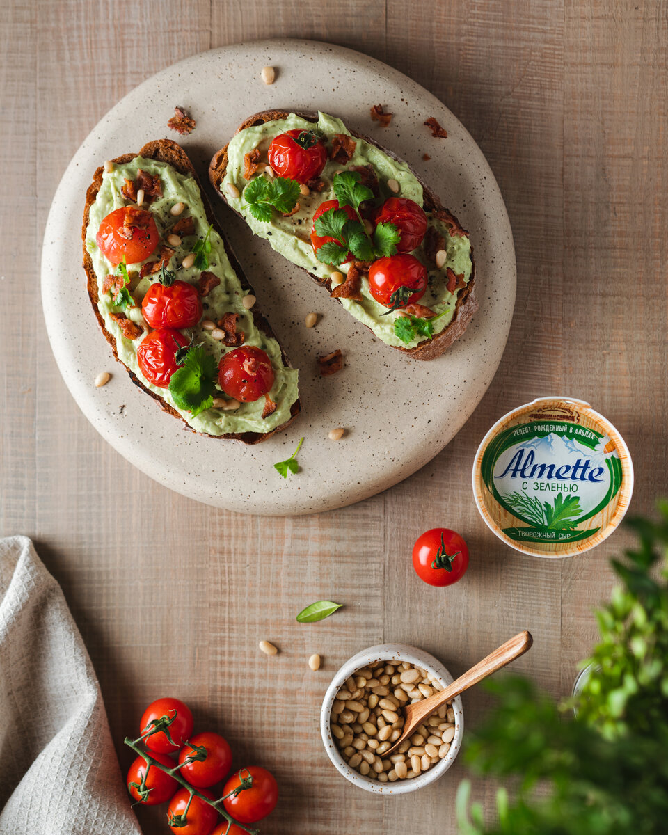 🥑  Нежный Almette с зеленью — культовый вкус, сочетающий в себе яркую пряность зелени с воздушной текстурой. Мы считаем, этот сыр — идеальный ингредиент для любой брускетты! 