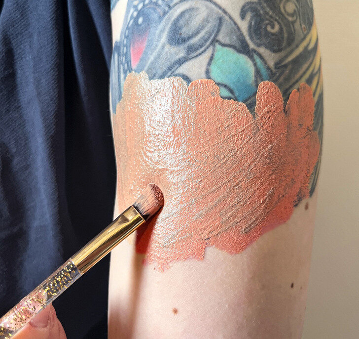 Как надежно скрыть татуировку: простой способ, который выручит, когда нужно | paraskevat.ru