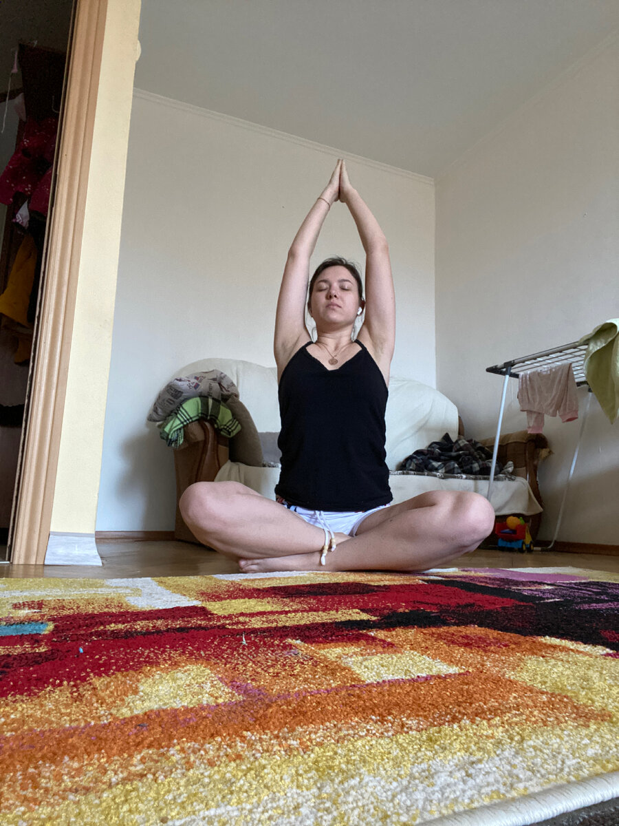 Три минуты с поднятыми руками и задержки дыхания по 10 секунд на вдохе и выдохе.