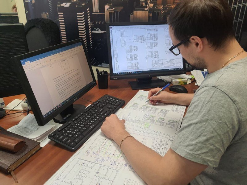 Технический директор ООО "Подряд" работает с документацией