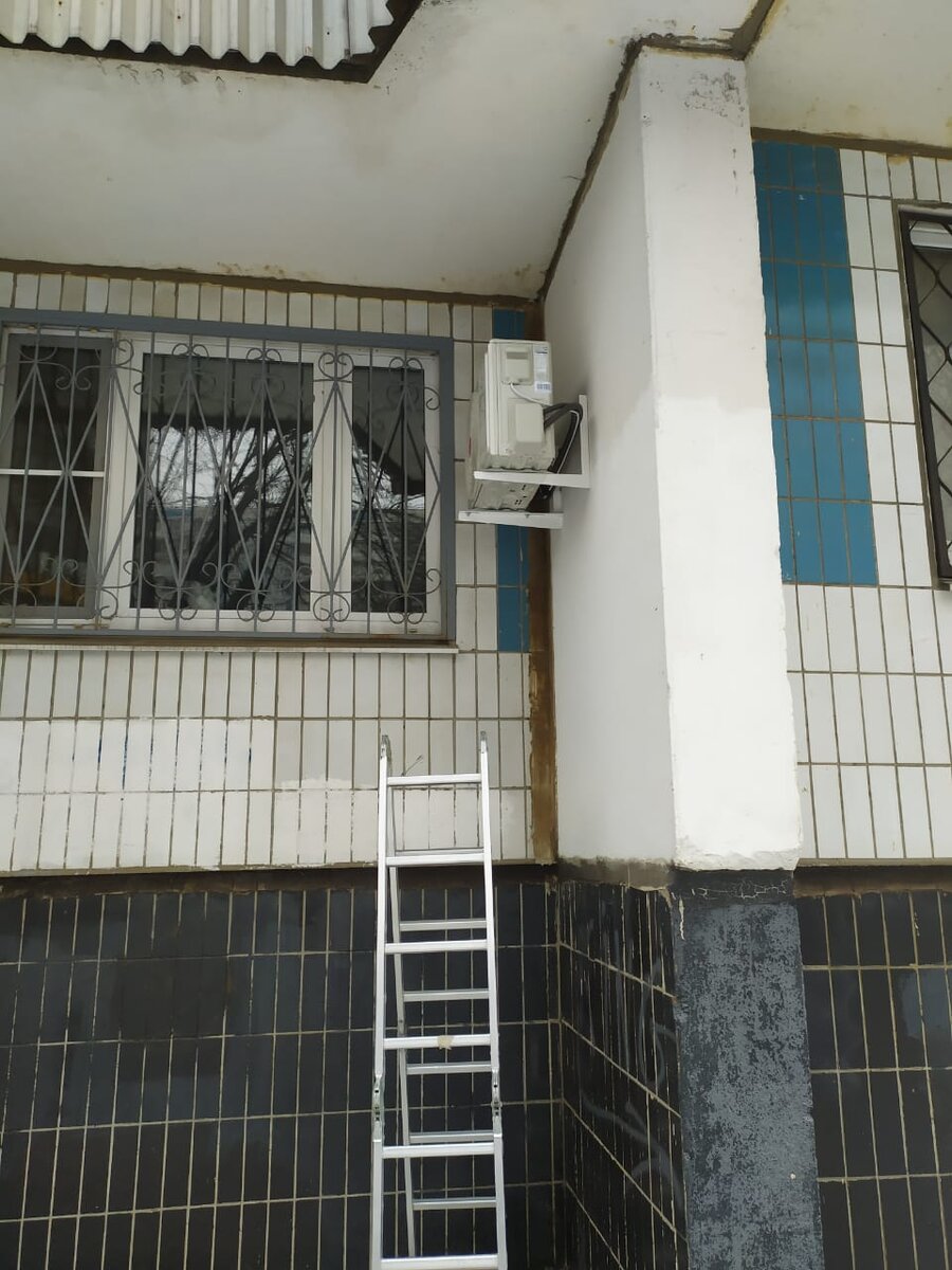 работа с лестницы для установки наружного блока