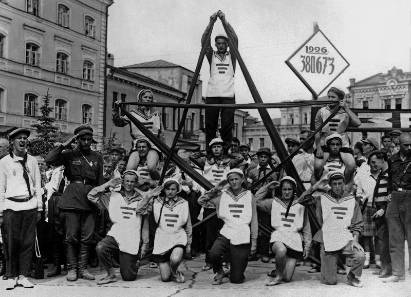 Неизвестный автор «Нас уже 380 673!»  Праздник в честь годовщины создания пионерской организации, г. Москва.  Дата съемки: 19 мая 1926 https://russiainphoto.ru