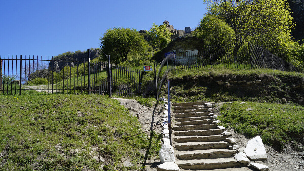 Вход на территорию шоанинского храма