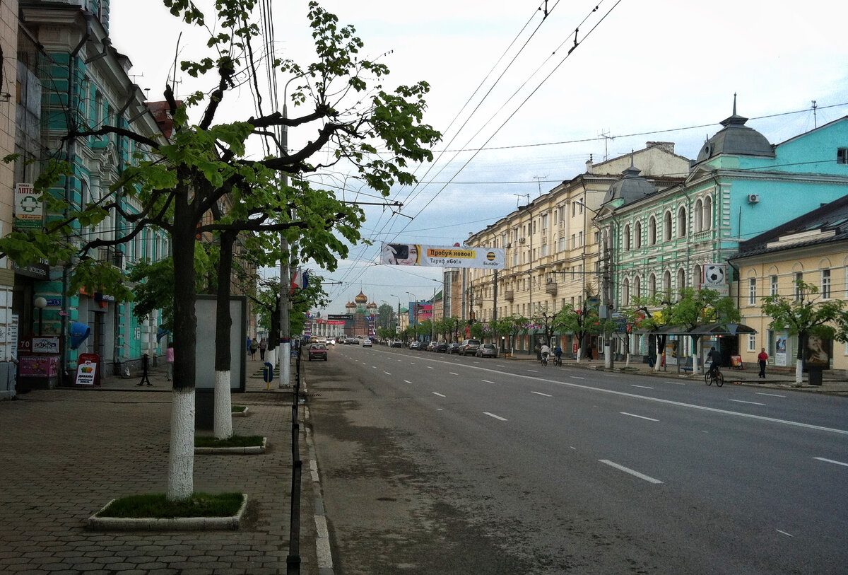 Центральная улица Ленина (до революции Киевская) вечером на рабочей неделе. Автотрафика почти нет, можно спокойно насладиться видами на старые здания в сочетании со свежей листвой