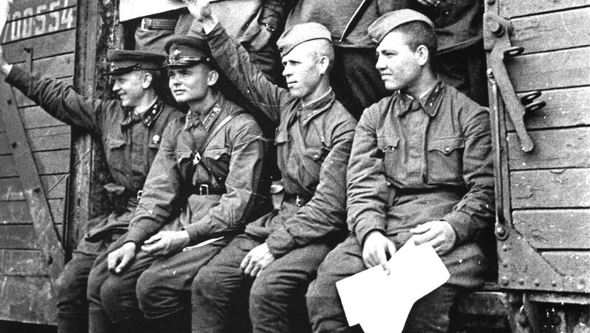 Эшелоны на фронт с добровольцами  1941источник:filial-17.blogspot.com