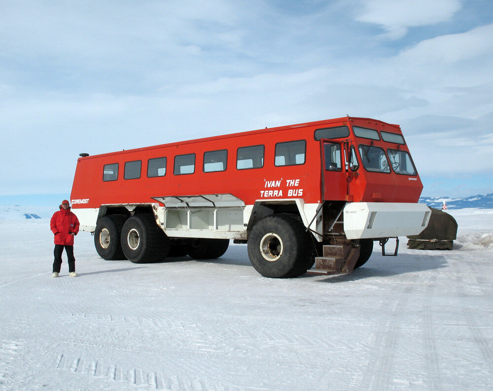 Автобус вездеход. Автобус Ivan the Terra Bus. Икарус 410. Урал Арктика вахтовый автобус. Харьковчанка 1 антарктический вездеход.