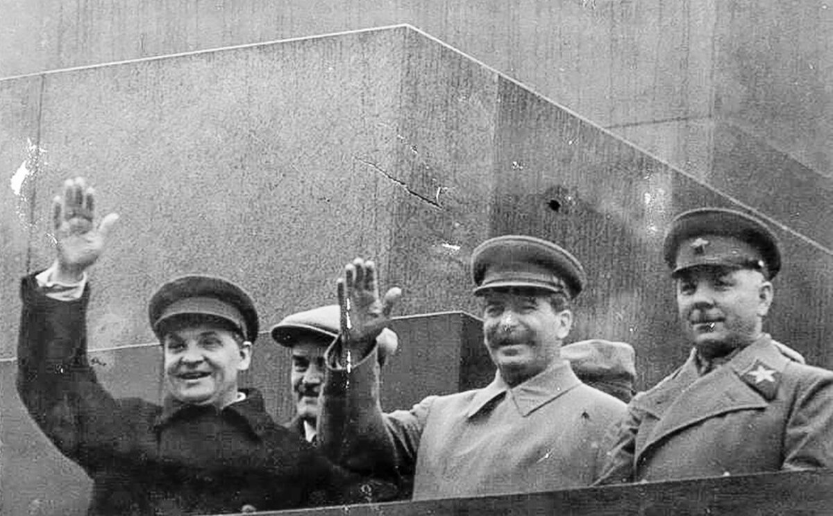 Сталин на трибуне