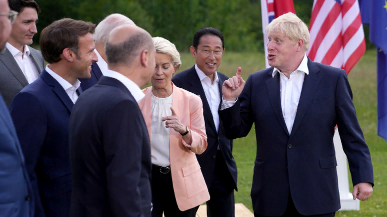 - Мы их переиграем! Давайте, для начал обнажим свои торсы, чтобы Путин испугался нашего жирка