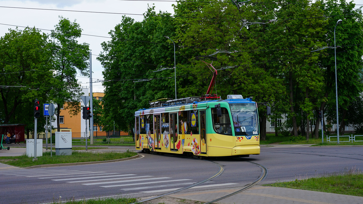 Вагон 71-623-02 номер 006 со штангой и полупантографом, фото  Кристиан Грамбергс 