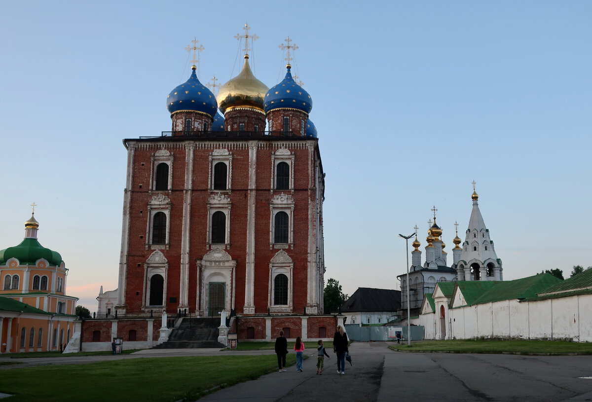 Фотопрогулка по Рязани ч.1: Рязанский кремль и его территория, храмы,  колокольня, памятник Есенину | Фотокладовка | Дзен