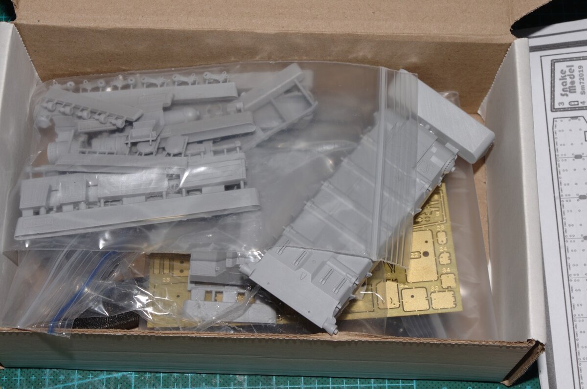 Внутри вся мелочь распихана по пакетикам, если что и отвалится от литника, то точно не потеряется.