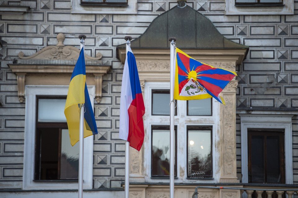     Власти чешских городов начали снимать флаги Украины со зданий администраций  GLOBAL LOOK PRESS