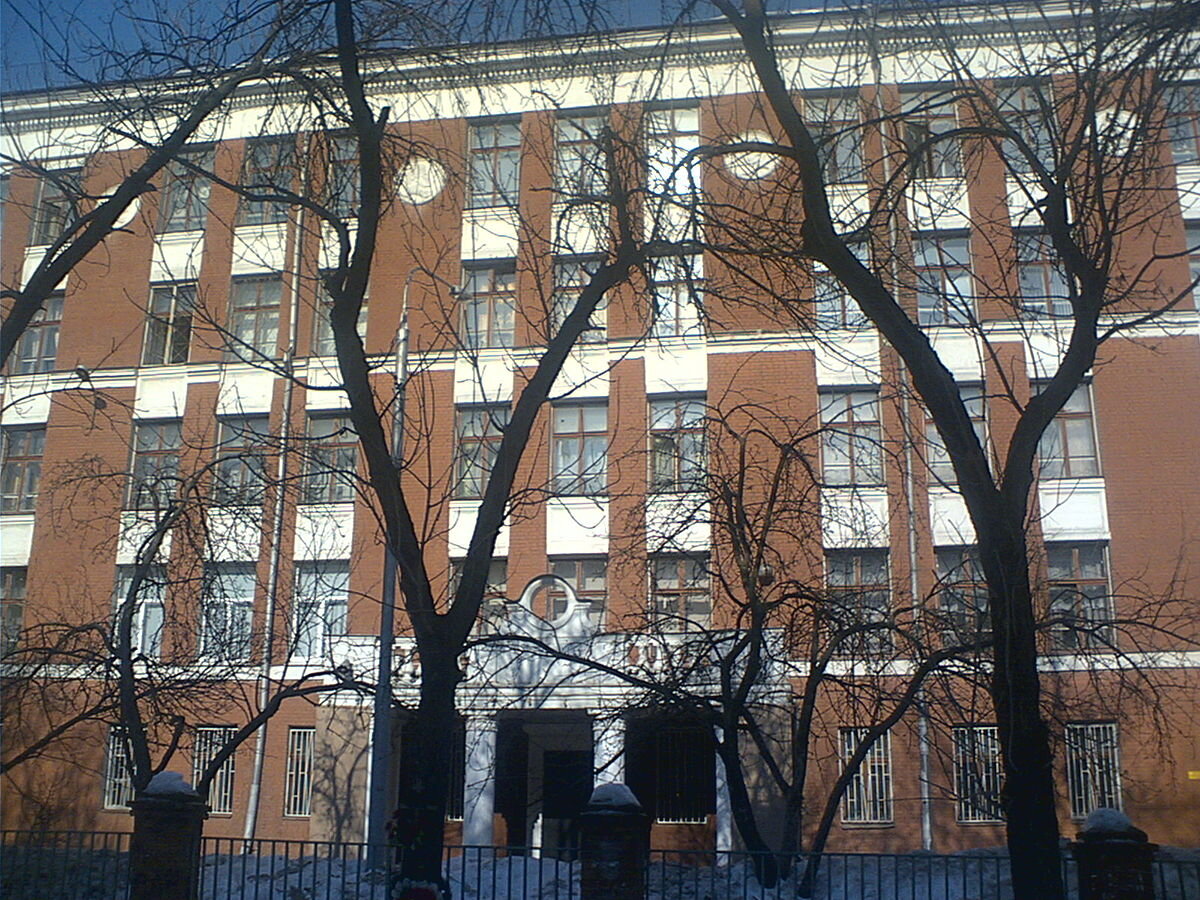https://upload.wikimedia.org/wikipedia/ru/thumb/d/dc/Школа_711_%28Москва%29_1.jpg/1200px-Школа_711_%28Москва%29_1.jpg