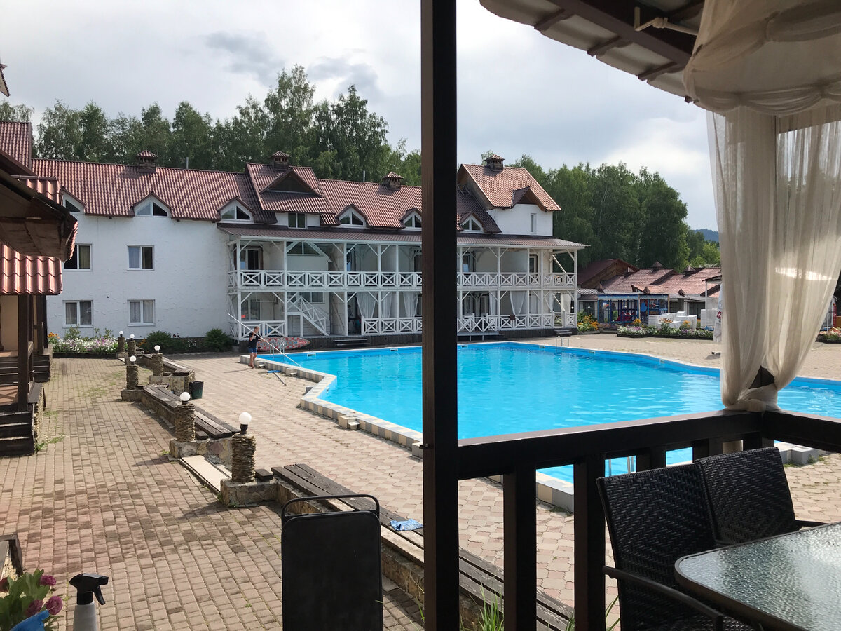 Около бассейна 