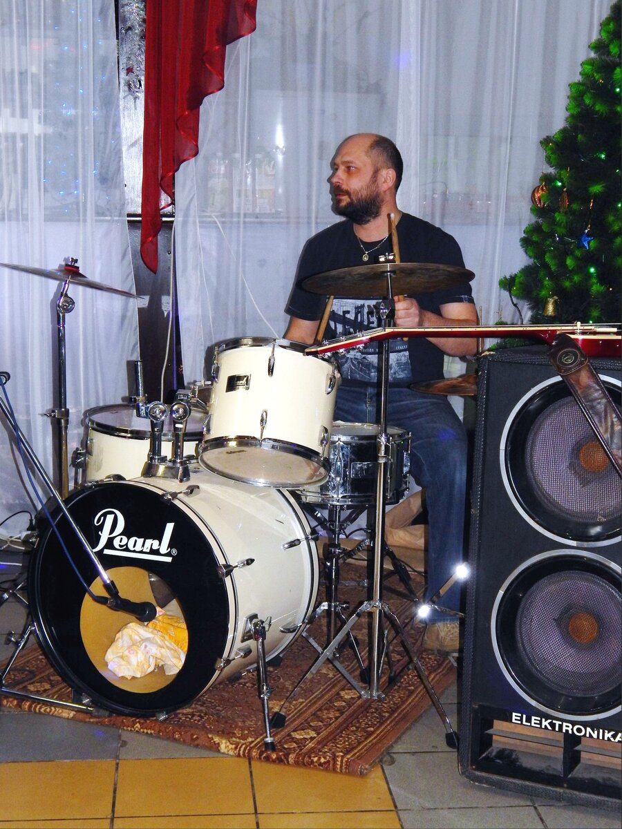 В шумном зале ресторана. Фото из личного архива.