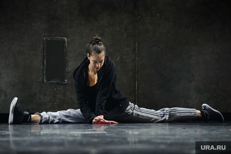    При неправильной технике шпагата можно получить серьезную травму, сказала Марина Крестовникова
