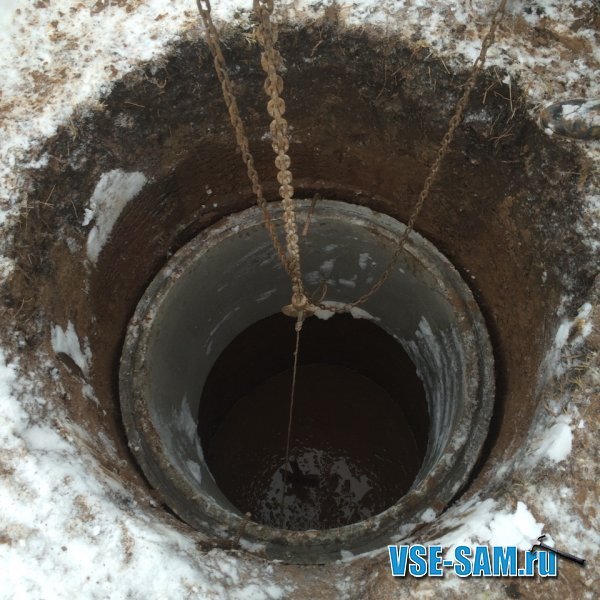 Колодцы веками востребованы в частных домовладениях как источники питьевой воды. Они характеризуются длительным периодом эксплуатации, относительной простотой обустройства, а также способны обеспечить постоянный запас качественной питьевой воды. Современные технологии строительства колодцев усовершенствованы, а потому можно и углубить имеющееся сооружение, если возникает необходимость. Но важно знать, как углубить колодец из бетонных колец правильно, чтобы вы могли выполнить работы быстро и с максимальным эффектом.