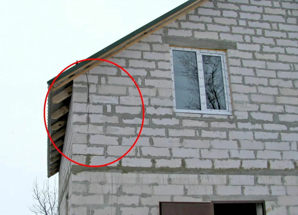 Не правильная стропильная система или отсутствие монолитных поясов.