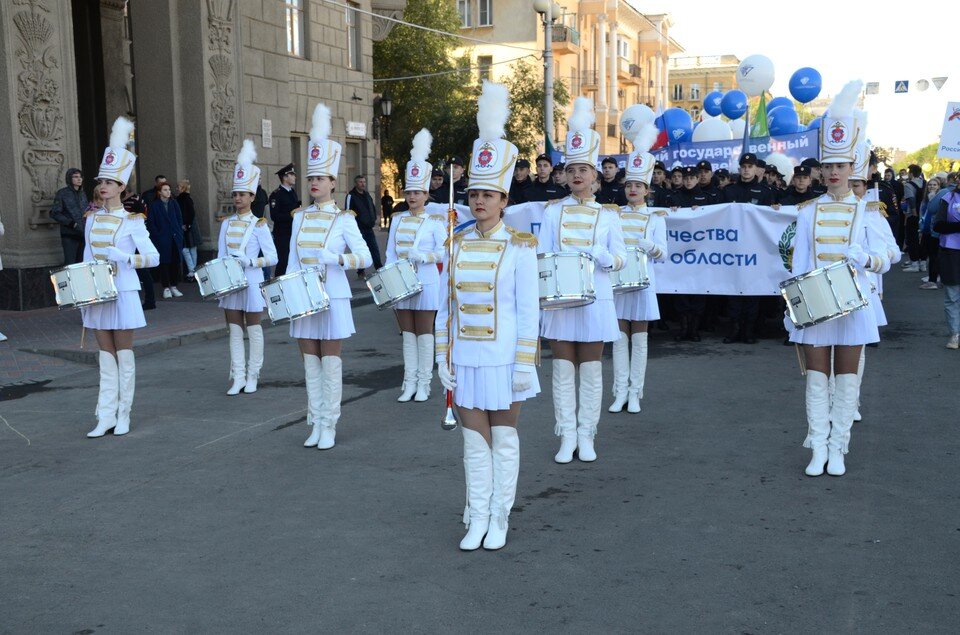     По центральным улицам Волгограда большой колонной прошли студенты Геннадий БИСЕНОВ