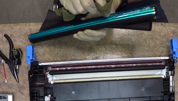 Фото 77. Очищаем картридж при помощи сервисного пылесоса