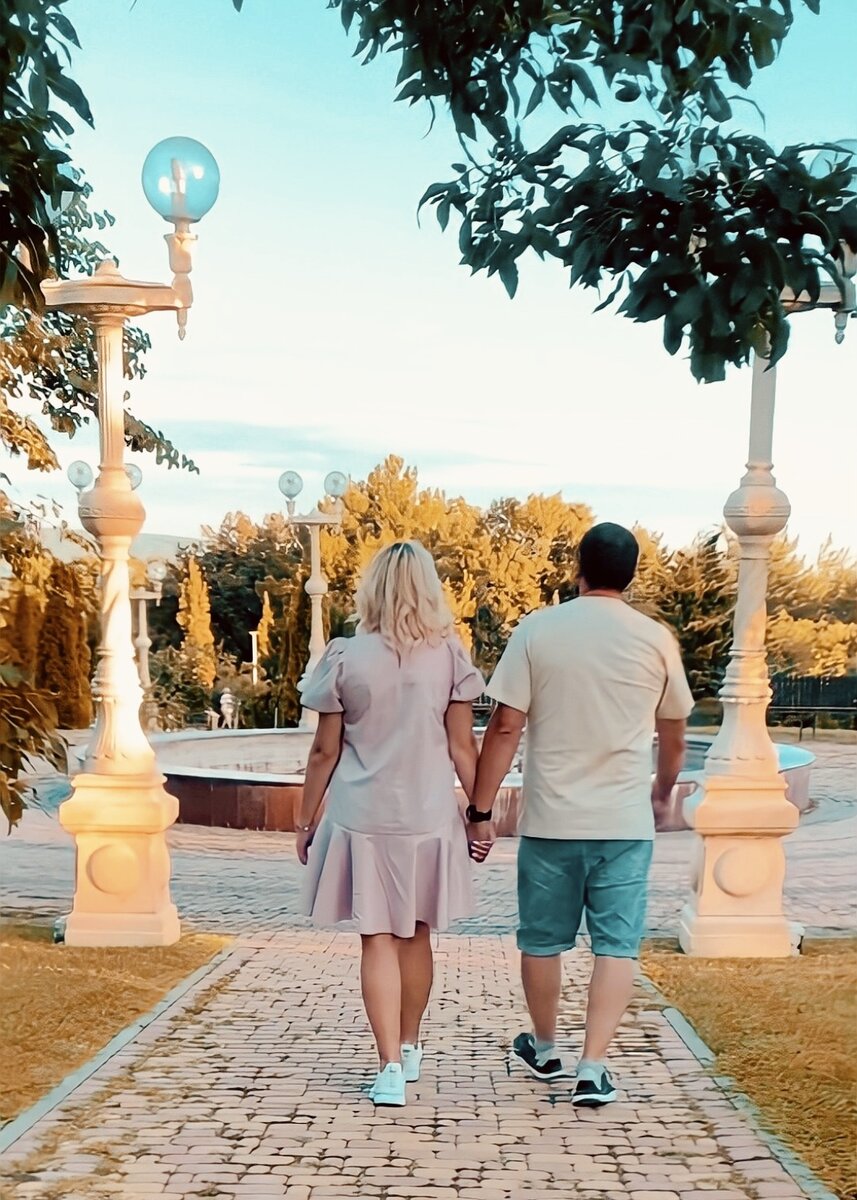 
Подпишись ⤴️ тут всё про #жизньуморя 
Бархатный сезон - время аристократов.
Название «бархатный сезон» произошло еще в 19 веке. Тогда врачи обратили внимание, что отдыхать на берегу Черного моря полезно для здоровья в начале осени. 

☝🏻А вы знаете, что знатные дамы по моде тех лет носили бархатные платья. Отсюда – и название сезона. Отдыхающие дамы, а также юные барышни проводили дни на пляже под нежарким солнышком сентября, а вечером дефилировали по улицам черноморских курортов, нарядившись в великолепные вечерние бархатные наряды.

В Геленджике Бархатный сезон начинается с сентября по ноябрь. Температура воздуха достигает 25-30* , температура воды в Чёрном море 20-25*.
Существует такое мнение, что именно в это время температура воды должна быть такой же, как и температура воздуха, поэтому посещая наш уютный Геленджик в сентябре и октябре, можно как раз попасть на полное температурное соответствие двух стихий.
Ехать на отдых к морю в бархатный сезон рекомендуется людям, страдающим болезнями сердца и нервной системы, пожилым людям и людям с очень светлой кожей а также аллергикам. 
Сезон отдыха в Геленджике это конечно летнее время, но и Бархатный сезон по-своему прекрасен.
В каждом сезоне наш любимый город готов принимать туристов, радовать солнцем ☀️…морем 🌊…и прекрасной природой 🌳🌲