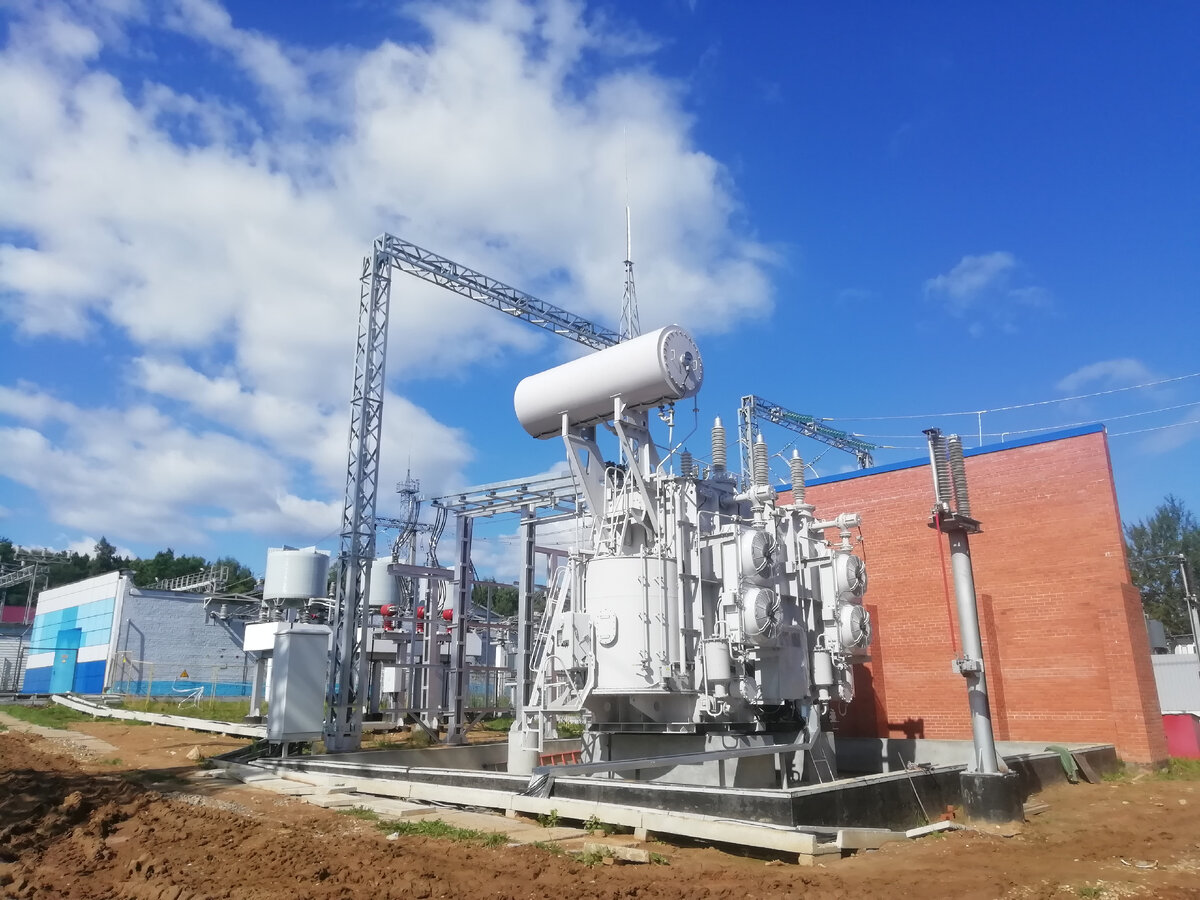 В ходе масштабной реконструкции питающего центра устаревшее электротехническое оборудование меняют на современное, отечественного производства, с высокой износостойкостью.