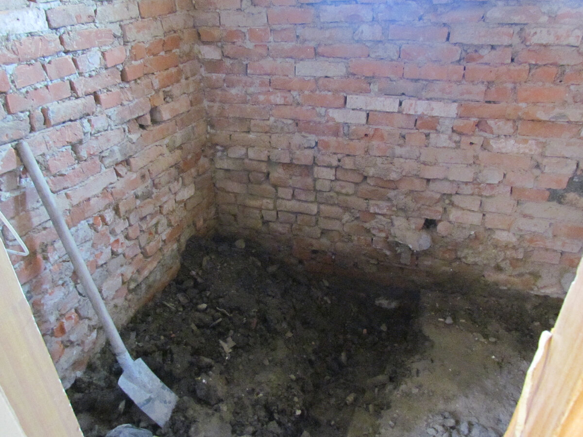 Мы поменяли канализацию, т.к. воа текла под дом. Ободрали потолок и стены.