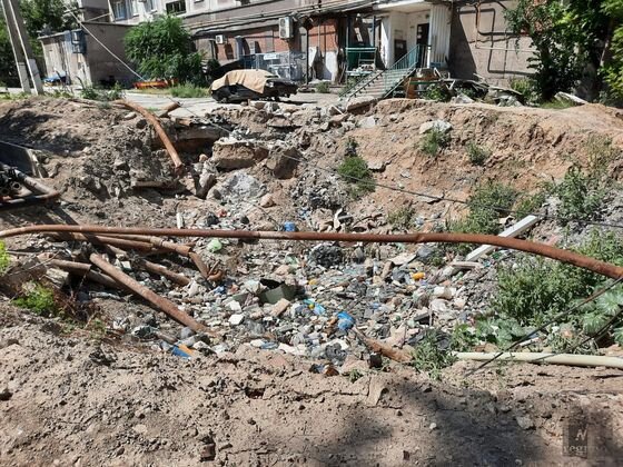    Воронка от бомбы, попадание недалеко от дома — никто не пострадал. Мариуполь, август 2022 г. Богдан Борман © ИА REGNUM
