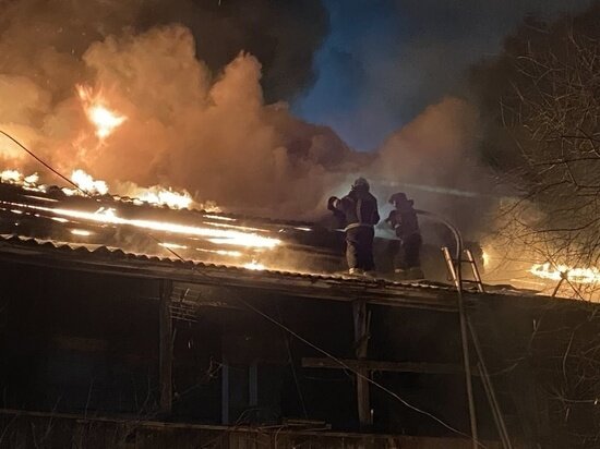     Летняя кухня вспыхнула среди ночи в одном из домов Белогорска. ФОТО: ГУ МЧС России по Амурской области