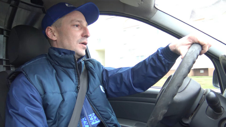  Скриншот из видеоТак и получилось, что осуществилась детская мечта о работе водителем. К этому еще плюсы профессии почтальона. "Попробовал, и мне понравилось. Работа интересная. Каждый день все по-разному", - говорит он.Сколько в год проезжает районный почтальонПроцесс доставки в отделение, где работает Сергей, отлажен - сбор нужной корреспонденции, газет, посылок, писем и выход на маршрут. И начинается самое интересное. "Езжу по разным маршрутам. Если длинный маршрут, то может быть около 30 деревень в нем. Так что в день 130-150 км получается проехать. За месяц набегает 3-4 тыс. км, а за год до 120 тыс. км проехать можно", - рассказывает о специфике работы Сергей.Движение, к слову, у почтальона строго расписано по маршруту следования, никаких отклонений быть не может. Незапланированные остановки - только в случае неисправности машины, но это бывает очень редко. "Из-за того, что по сельским дорогам ездить приходится, тоже есть свои особенности - часто встречаются дикие животные. Недавно двух косуль видел, перебегавших дорогу. Встречаются и лоси, зайцы, лисы", - отмечает почтальон.
📷 Скриншот из видеоПДД, поиск неисправностей и скоростное маневрирование. Где может проявить себя работник "Белпочты"На работе, говорит Сергей Гаспадарик, не соскучишься. А еще есть возможность проявить себя. "Каждые два года РУП "Белпочта" проводит конкурс по профмастерству. Вот и мне выпал шанс поучаствовать. Предложил руководитель. Было интересно себя попробовать", - делится мужчина.Участников конкурса профессионального мастерства среди водителей автомобилей проверяли по нескольким критериям. Нужно было и знания правил дорожного движения показать, и найти неисправности при осмотре, с которыми автомобиль не должен выходить на линию. Самым интересным этапом, говорит Сергей, было скоростное маневрирование. По итогам конкурса у нашего героя третье место. "Приятно осознавать, что что-то да умею", - скромно отмечает он."Каждого порадовать газеткой". Молодой почтальон о своей миссии"Здравствуйте! Доброго дня! Как вы живы-здоровы?" - примерно так начинается разговор с большинством местных жителей. И общение, наверное, один из самых главных моментов в работе Сергея Гаспадарика. "Ездишь, общаешься. Каждого навестить ведь надо, порадовать газеткой, письмом, почтовым отправлением, а кому-то товар привезти", - говорит работник.
📷 Скриншот из видеоО Сергее отзываются только положительно. "Сергей хороший работник, все вовремя привозит, постоянно по графику приезжает. Шустрый - выскакивает, скоренько кладет газеты, письма. А нам же, для села, просто необходимо, чтобы доставляли все, что нужно . Очень удобно. Довольна работой Сергея и его коллег", - говорит жительница Борисовского района Раиса Алисиевич."Молодец хлопец". Как в ответ на заботу молодому почтальону отвечают тем же"Что нового у вас?" - "Сейчас вот и узнаем. Вы же нам газеты свежие привезли", - после приветствия заводят разговор почтальон и один из местных жителей деревни Струпень."Кроме благодарности ничего не могу сказать о Сергее. Лично его знаю. Выбегаю, жду его приезда. Всегда вовремя. Перебрасываемся парой фразой. Молодец хлопец", - говорит Михаил Сазаненок.Некоторым пожилым бывает сложно выйти из дома, поэтому почту приносят даже к двери. "Некоторые встречают сами, иной раз идут люди в магазин, а я к ним - останавливают, и я им отдаю газеты. Возле дома часто ждут, привыкают и ко времени выходят. Всегда встречают с улыбкой и даже зовут на чай или кофе. Но нам по инструкции нельзя", - делится нюансами работы Сергей Гаспадарик.📷
Как работали почтальоны сегодня и более 20 лет назадОдна из местных жительниц Наталья Дымковец о нелегкой профессии знает не понаслышке. "В прошлом я сама почтальон, 20 лет отработала, поэтому знаю, что профессия трудная, но почетная. Сейчас, конечно, все механизировано. Я в свое время пешком ходила, подвозили тоже, но больше пешком. За день до 15 км могла пройти", - вспоминает женщина.Со знанием дела Наталья добавляет: "Работа почтальона важна. Ведь каждый человек ждет не только газеты, но и общения"."К хозяину не пропустили гуси". Из наблюдений почтальона: как сегодня живут деревниКолесить по Борисовскому району Сергею Гаспадарику приходится много. Поэтому и наблюдения собственные есть. Рядом со старенькими домиками все чаще возвышаются новые. Попутно почтальон следит за тем, как обновляются деревни. "Строятся новые дома. Приезжает молодежь, живет, хозяйство заводит. Однажды вручить посылку надо было. Домик новенький. И сразу видно, что хозяева - молодежь. Позвонил - не открыли, отсигналил - тоже никто не вышел. А посылку вручить нужно. Открыл калитку - а во дворе полным полно гусей. Они меня и не впустили. Позже вышел хозяин. Только так и удалось посылку вручить. Разговорились с ним, рассказал о хозяйстве", - улыбаясь, рассказывает случай из практики Сергей. И тут же добавляет: "Жители Борисовского района и близлежащих деревень могут не переживать. Почта никогда не оставит без любимой газеты".БЕЛТА.Проект создан за счет средств целевого сбора на производство национального контента.-0-