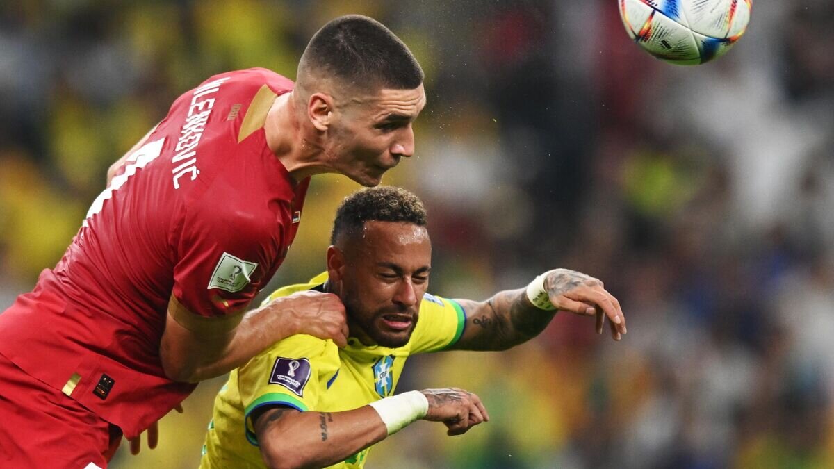    Игрок сборной Бразилии Неймар (справа) и игрок сборной Сербии Никола Миленкович в матче группового этапа чемпионата мира по футболу между сборными Бразилии и Сербии.© РИА Новости / Григорий Сысоев