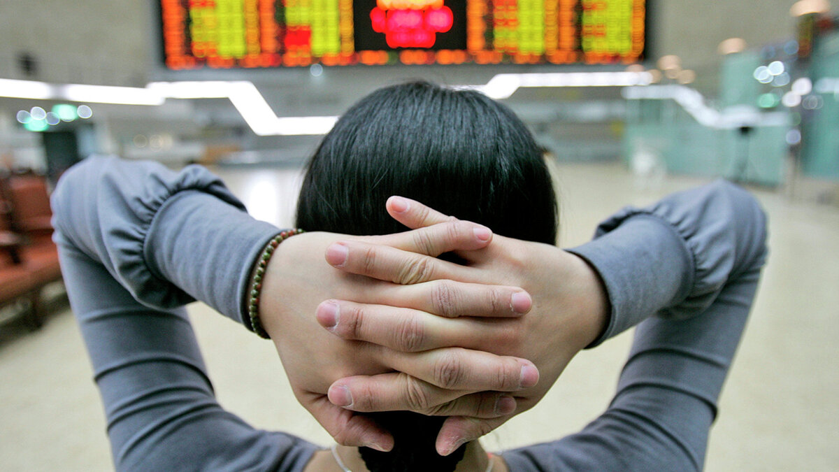    Инвестор смотрит на электронное табло© AP / Ahn Young-joon