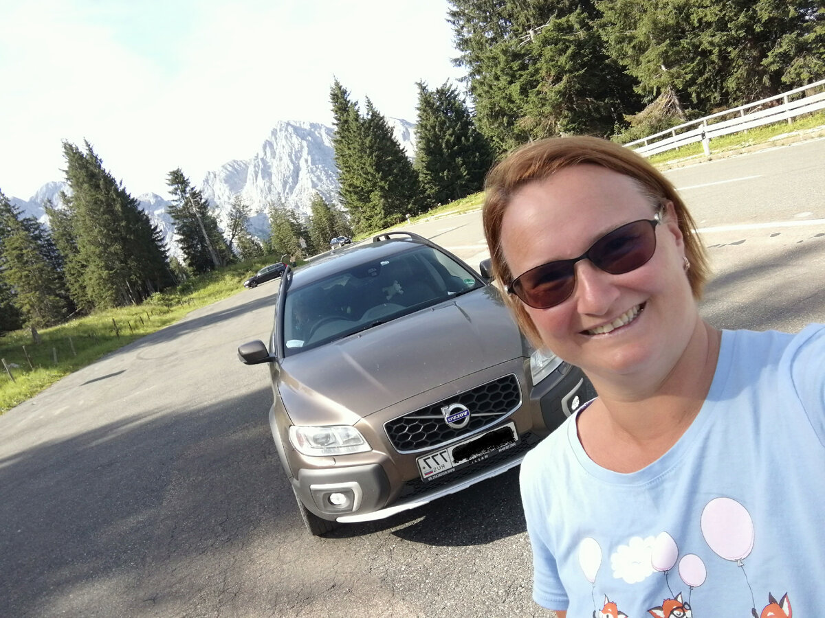 Мы с Жунчей фотаемся на фоне Альп