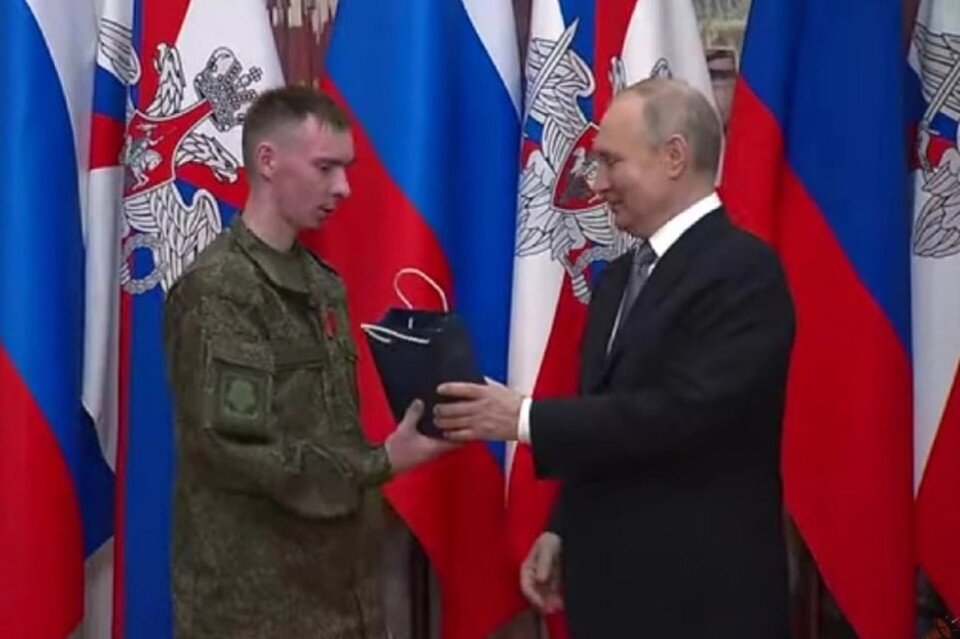     Высокую награду военнослужащему из Прикамья вручил Президент России.