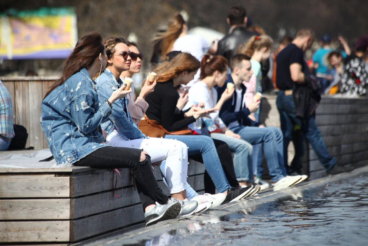 Молодежь москвы адрес. Молодежь в парке. Молодежь в парке Горького. Молодежь Москвы. Парки для молодежи.