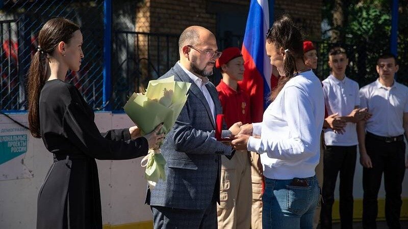     Мэр Владивостока Константин Шестаков высоко оценил поступок школьников, которые спасли девочку от нападения злодея. Ребята не растерялись, действовали быстро и скоординировано — благодаря этому ребёнка удалось спасти.