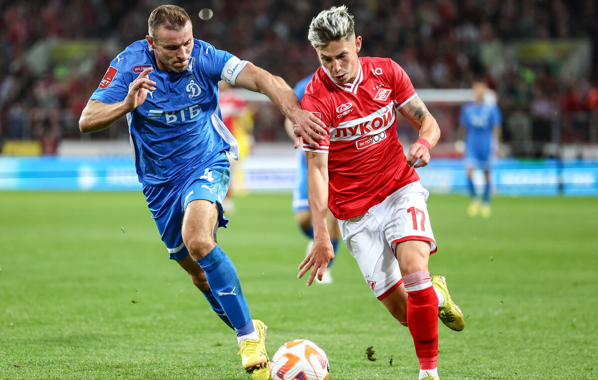    Защитник "Динамо" Сергей Паршивлюк и полузащитник "Спартака" Антон Зиньковский  Валерий Шарифулин/ТАСС