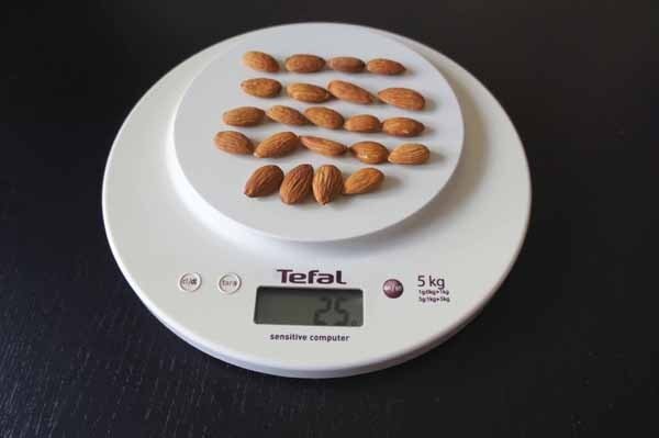 Не секрет, что любая правильная диета предусматривает разнообразное полноценное меню, а не жёсткие 1200 ккал в сутки, в которые включают стакан кефира, яблоко и воду. Конечно, это может показаться и отличной диетой, особенно тем, кто жаждет «завязать с перееданием», но для организма пользы от такого меню не будет, а как только диета закончится – сразу возникнет опустошающее чувство голода, подавляемого недюжинной силой воли. В конце концов, несчастный сдаётся и налегает на всё подряд.