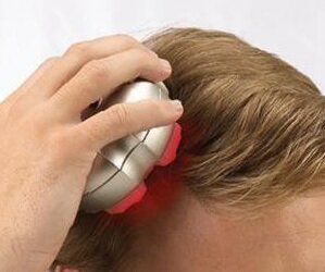 Лазерная расческа – простое устройство, с которым справится любой человек. Чтобы начать сеанс, достаточно включить прибор и поднести его к коже головы. Если проводить процедуры хотя бы трижды в неделю, можно добиться отличного результата.