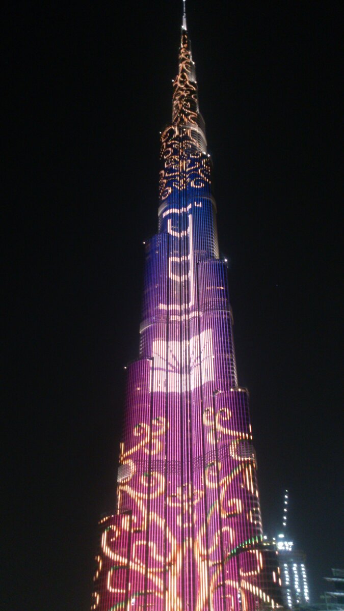 Реклама на бурдж халифа. Бурдж-Халифа Дубай. Ресторан атмосфера Бурдж Халифа. Бурдж Халифа лифт. Паучья Лилия и Бурдж Халифа.