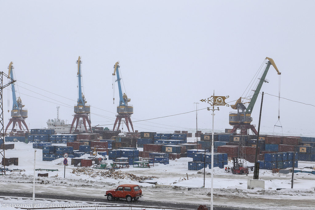 Самый северный порт японии. Погрузка судна. Pevek (ryska: певек),. Порт амтп архангельск. Город певек порт.