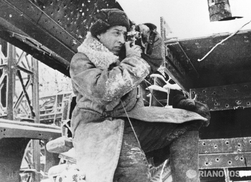 Фронтовой фотокорреспондент газеты «Известия» Георгий Зельма в дни Великой Отечественной войны
в Сталинграде. © РИА Новости, Автор фото Рюмкин Я.И.