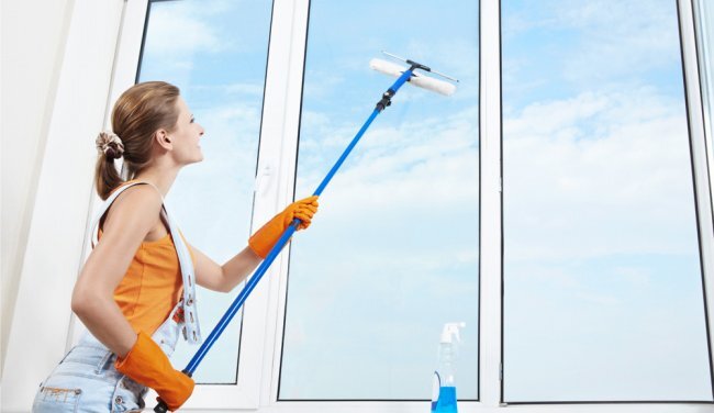 Удобная щетка с длинной ручкой – это идеальный вариант для мытья высоких окон