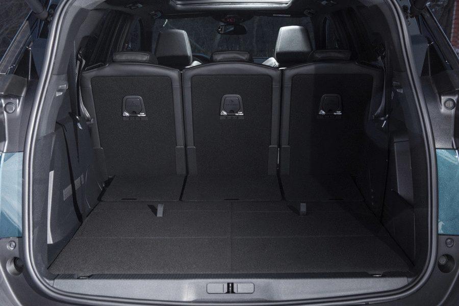 Кресла третьего ряда укладываются в пол. При желании увеличить объем багажного отсека их можно легко демонтировать. В изъятом состоянии кресла компактны, а вес каждого из них не превышает 11 кг. Если докупать третий ряд кресел в качестве опции, то это обойдется в 50 000 рублей. Только заказать их нужно до того, как вы оплатите свой автомобиль. В противном случае кресла докупить не получится из-за отсутствия заводских креплений. 