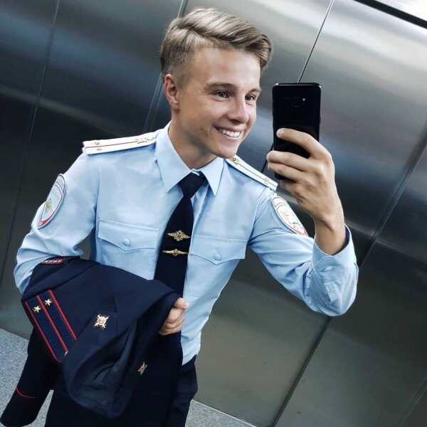 Андрей Малахов взял интервью у гламурного полицейского из Петербурга